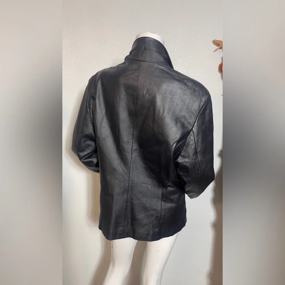 Vintage Elegant Black 💯 Leather Blazer for Women - Picture 4 of 11